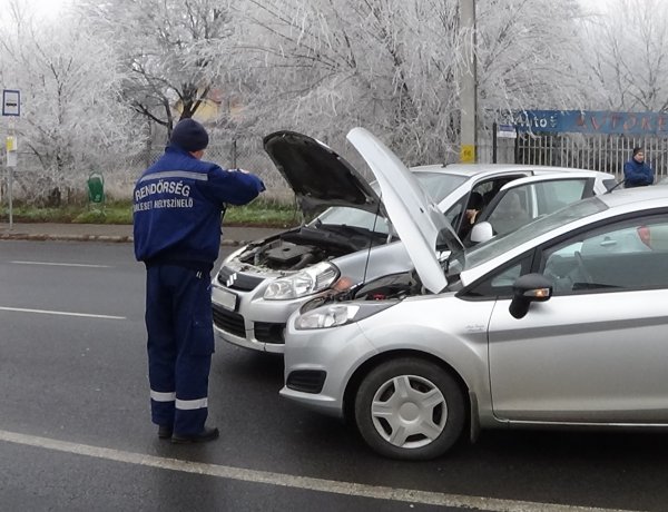 Egy személy megsérült az Orosi úton történt balesetben – Helyszíni fotók!