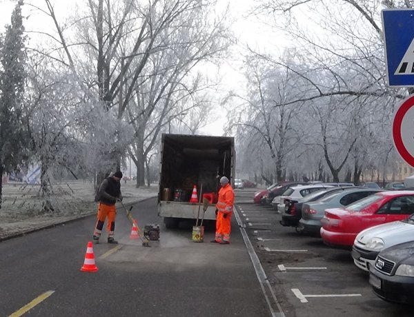 A Korányi Frigyes utca szervizútján dolgoznak az utak Picassói