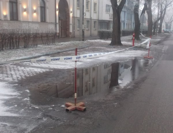 Csőtörés a Szarvas utcán: a Nyírségvíz munkatársai már dolgoznak a helyreállításon