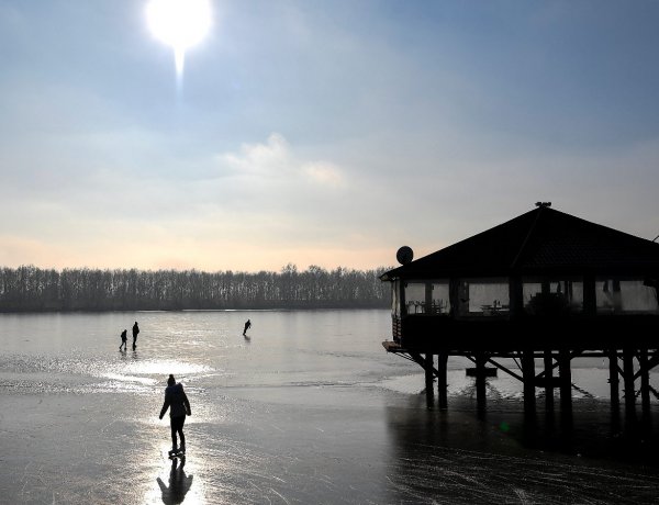 Mit kell tenni, ha beszakad alattunk a jég? – Tanácsok, melyek akár életet is menthetnek