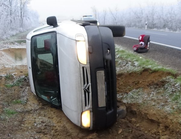 Lesodródott és árokba borult egy kishaszonjármű a 338-as nyugati elkerülőn