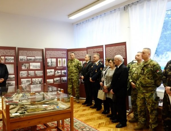 Nyíregyháza, a katonaváros – Katonaruhák, fegyverek és kitüntetések a kiállításon