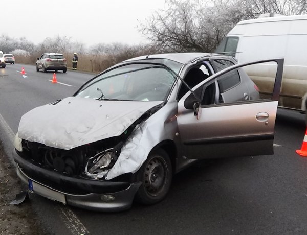 Felborult egy személygépkocsi Császárszállásnál, a körülmények tisztázatlanok