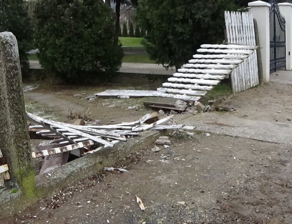 Megcsúszott és kerítésnek ütközött egy jármű a Korányi Frigyes utcán