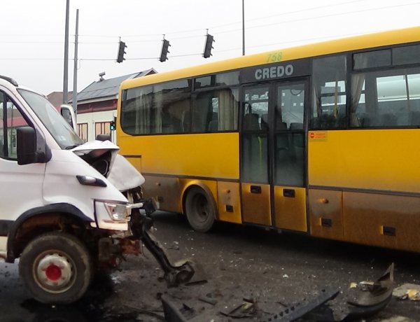 Friss! Autóbusz és teherautó ütközött a belvárosban, többmilliós az anyagi kár