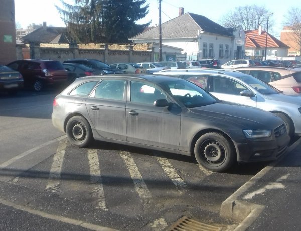 Szabálytalan parkolás akadályozza a forgalmat a Nagyvárad utcánál