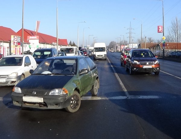 Szabálytalanul váltott sávot egy személygépkocsi a Debreceni úton, balesetet okozott