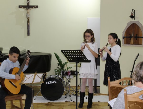 Családi hangversenyt tartottak a Szent Imre Alapfokú Művészeti Iskola szervezésében
