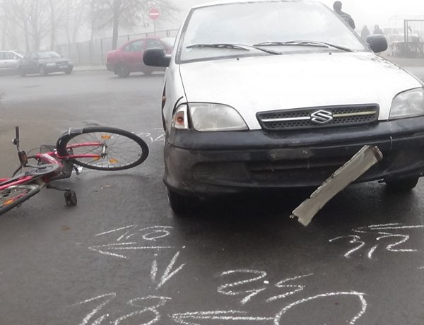 Egy kerékpárját toló gyalogost gázolt el egy sofőr Újfehértón