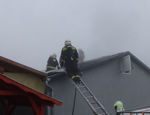 Családi ház égett Kistelekiszőlőn, a Délibáb utcában – Vizsgálják a körülményeket