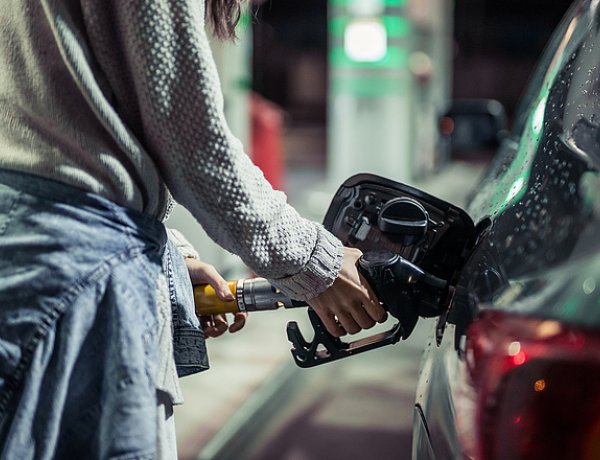 Újabb érdemi árcsökkenés következik a benzinkutakon szerdától