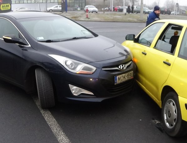 Félrerántotta a kormányt egy másik szabálytalan autó miatt és így egy álló autónak ütközött