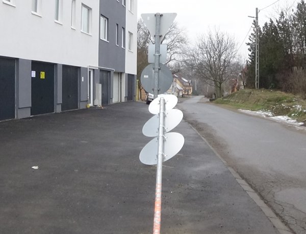 KRESZ táblának ütközött egy személygépjármű az Akácfa utcán 