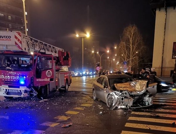 Szirénázó tűzoltóautóval ütközött egy személygépkocsi Nyíregyházán, a Ferenc körúton