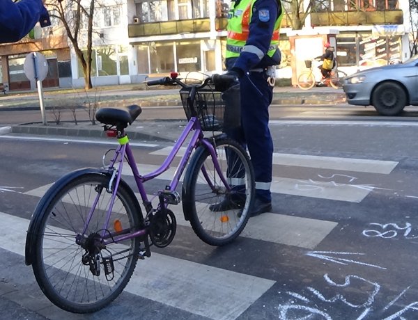 Kerékpárost gázoltak a Szarvas és Kígyó utcai körforgalomnál
