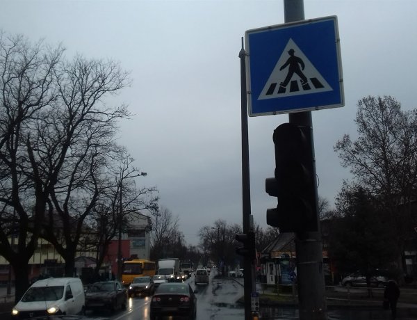 Fokozott figyelemmel közlekedjenek a Szent István utcán, nem működnek a jelzőlámpák!