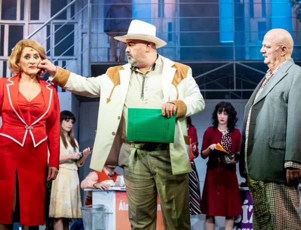 Papucsférjként a színpadon – Interjú Urmai Gáborral         