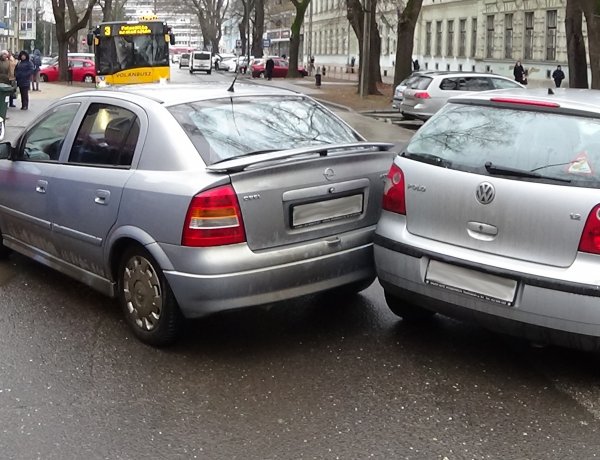 Két parkolóhelyről tolató autó ütközött össze Nyíregyházán, a Szarvas utcán