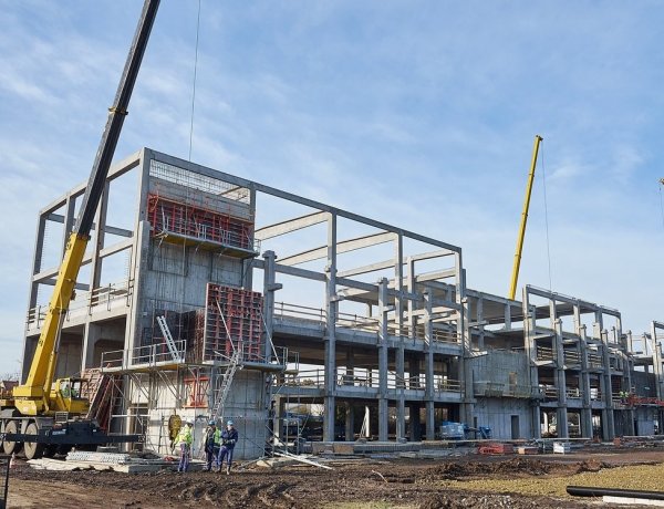 Épül az Atlétikai Centrum, ami bekapcsolhatja Nyíregyházát a nemzetközi vérkeringésbe