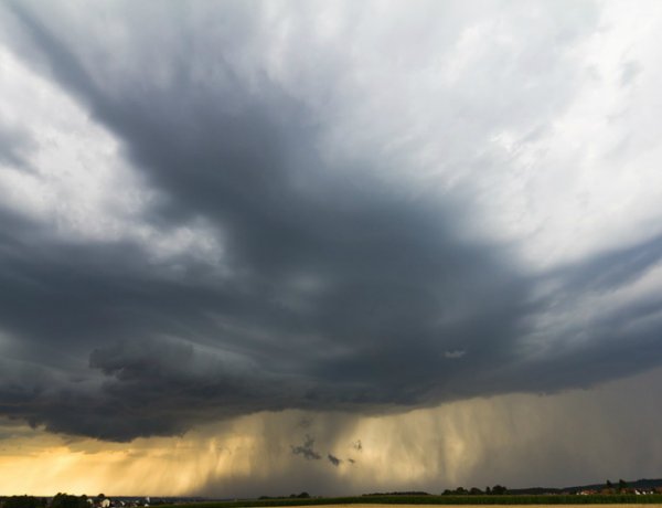 Felhős, esős időt hoz a hidegfront – Ilyen időjárás várható a napokban