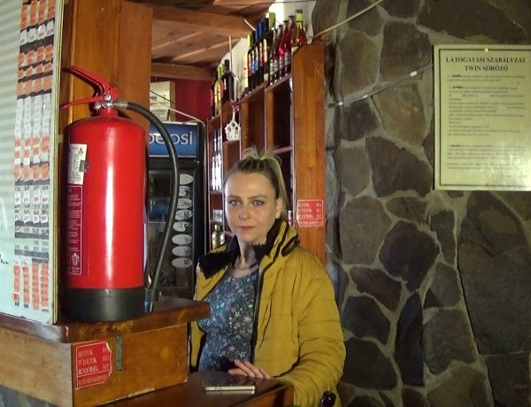 Nem kapcsolták be neki a zenegépet, hat hónapos várandós nőre támadt