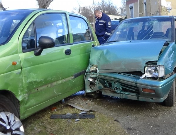 Négy személy sérült meg a Táncsics Mihály utcán történt balesetben