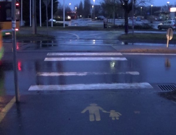 Gyalogost gázoltak Korányi Frigyes utcai körforgalomnál, kórházba szállították