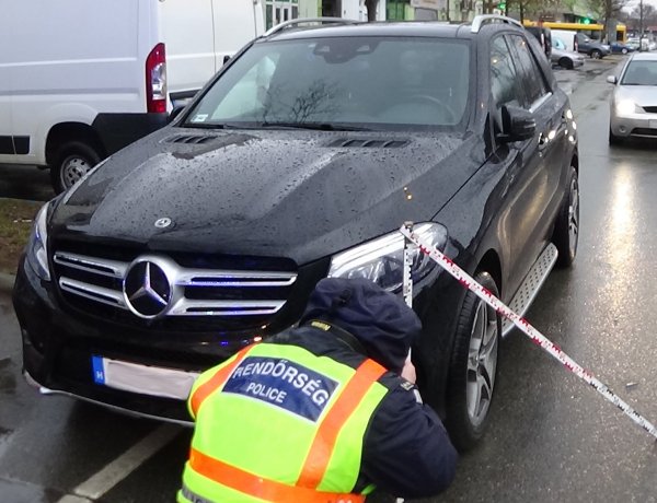 A Búza téri piac egyik parkolójából tolatott ki egy jármű, balesetet okozott