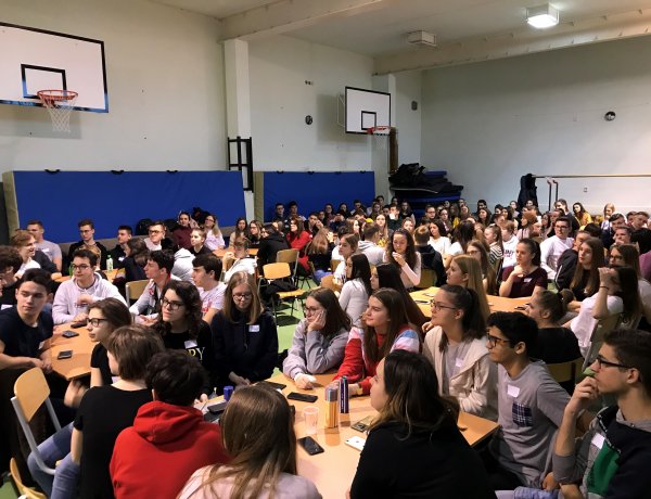 Fergeteges hangulatban ötleteltek a Zrínyi Ilona Gimnázium diákjai 