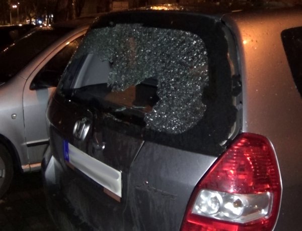 Jelentős károkat okozott a viharos szél, parkoló járműre szakadt egy faág