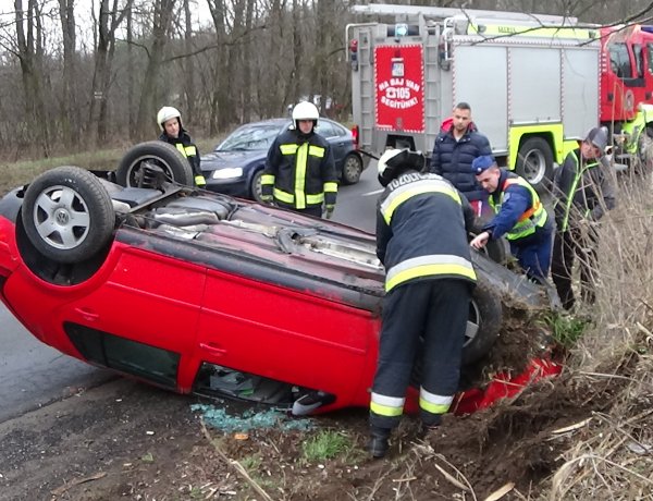 Felborult egy személygépkocsi a Kállói úton, kórházba szállították a sofőrt