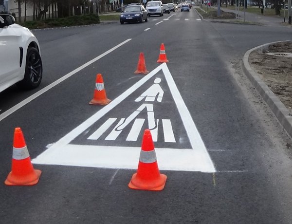 Munkában az utak Picassói – Burkolati jeleket festettek a Korányi Frigyes utcán