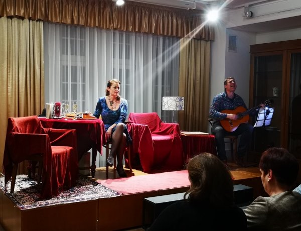 A legnépszerűbb magyar írónő a Bencs Villában - Önéletrajzi vallomásokkal tarkított est