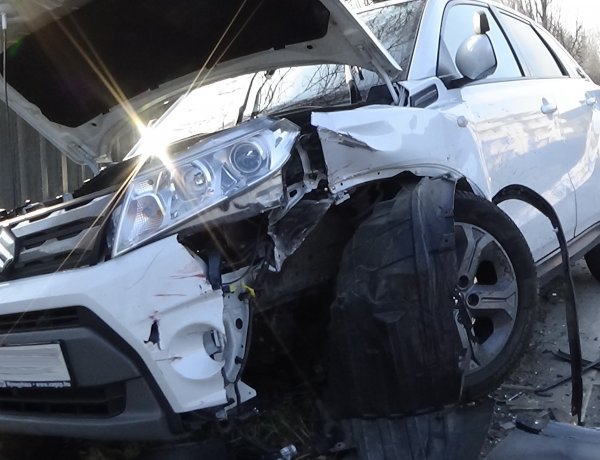 Megrázó helyszíni felvételek a Kosbor utcai balesetből – Vasárnap délután ütköztek