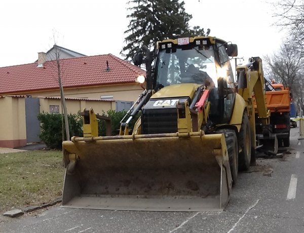 Megsüllyedt az úttest a Honvéd utcán, elkezdődtek a helyreállítási munkálatok