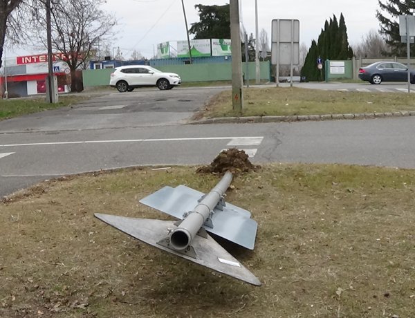 KRESZ-táblákat törtek és rongáltak Nyíregyháza több pontján is