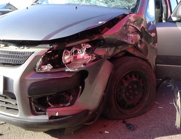 Kamionnal ütközött egy személygépkocsi a Tüzér utcán, jelentős az anyagi kár