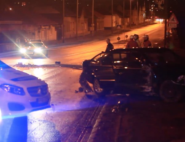 Villanyoszlopnak és korlátnak ütközött egy személygépkocsi Tiszavasvári úton – Videóval!