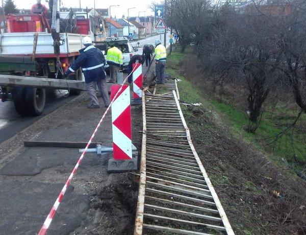 Tartanak a helyreállítási munkálatok az esti baleset után a Tiszavasvári úti felüljárón