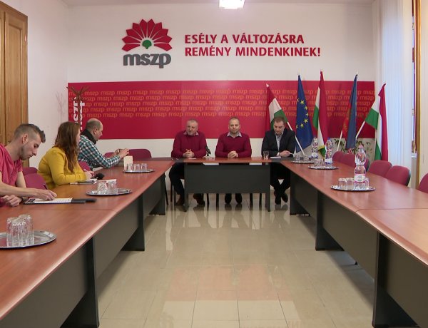 Országjárásuk során Nyíregyházán tartottak sajtótájékoztatót vitaanyagukról a szocialisták