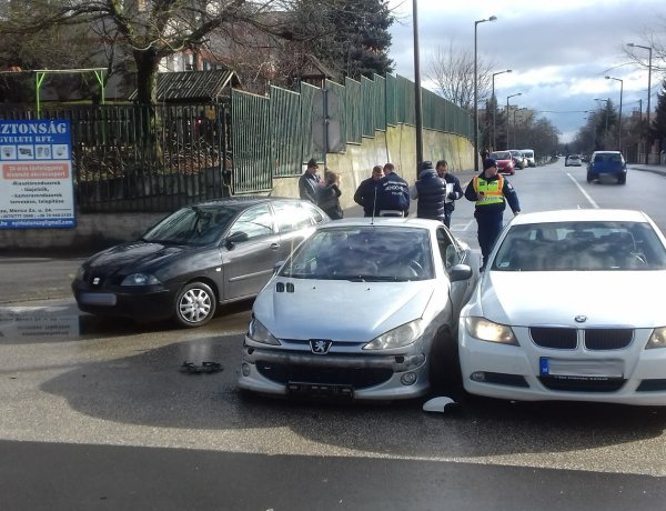 Hármas karambol történt a Sóstói és a Garibaldi utak kereszteződésében