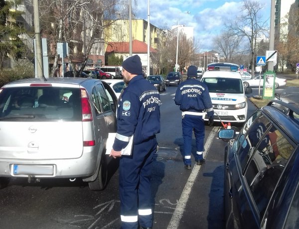 Hármas baleset a Kossuth utcán – Az egyik vétlen jármű sofőrje megsérült