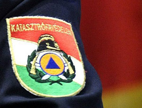 Egy tízemeletes társasház tetejét is megbontotta a viharos szél az Ungvár sétányon