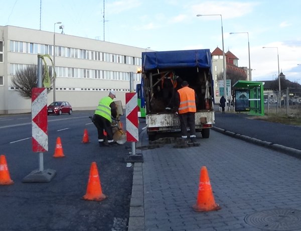 Szűkített sávok – Közműhelyreállítási munkálatokat végez a NYÍRVV a Hunyadi utcán
