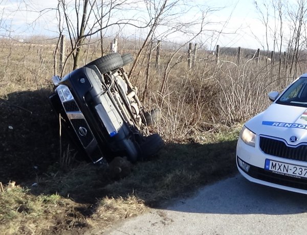 Felborult egy terepjáró szerda reggel Nyírturánál, a sofőr megsérült