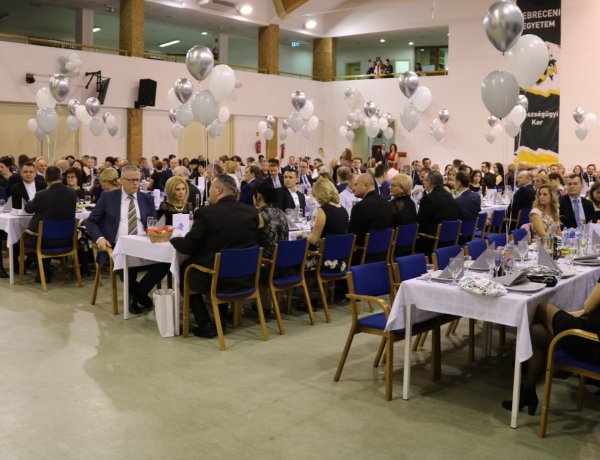 Báli ruhát öltött a Szent Imre – A jótékonysági esemény új keretek között zajlott