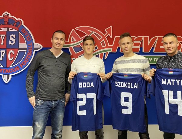 Szerződést kaptak a fiatalok - Saját nevelésű labdarúgók a Szparinál