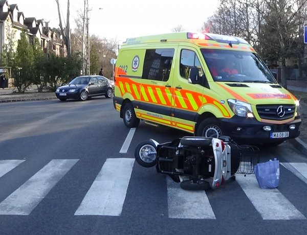 Triciklist gázoltak a Korányin, a sofőrt kórházba szállították