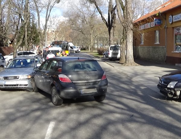 Hármas karambol történt a Család utcán, jelentős az anyagi kár
