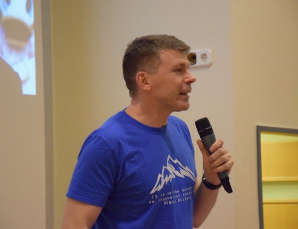 Dr. Neszmélyi Emil Everest- és 7 Summits csúcsmászó a könyvtárban tartott élménybeszámolót